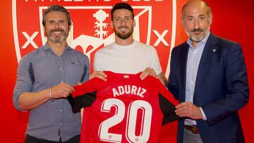 Aduriz continúa un año más