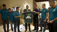 Rajoy recibe una camiseta del Chapecoense en Montevideo
