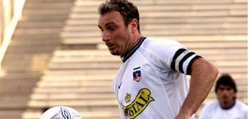 El 'Barti', campeón de la Copa Libertadores 1991, es uno de los últimos ídolos de Colo Colo, pero también jugó en los cruzados, donde incluso le anotó a su club más querido en Chile.