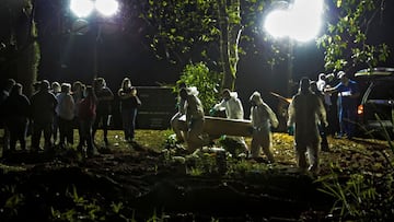 A coffin is buried at the Vila Formosa cemetery in Sao Paulo, Brazil, on March 31, 2021, amid the novel coronavirus COVID-19 pandemic. - Brazil closed out its deadliest month of the coronavirus pandemic by far on Wednesday as a surge of COVID-19 patients overwhelmed hospitals, forcing doctors to make agonizing decisions over whom to give life-saving care. (Photo by Miguel SCHINCARIOL / AFP)