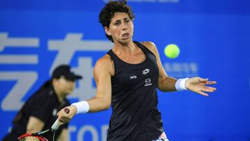 Carla Suárez Navarro devuelve una bola ante Yanina Wickmayer en el torneo de Wuhan.