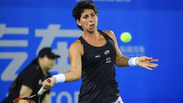 Carla Su&aacute;rez Navarro devuelve una bola ante Yanina Wickmayer en el torneo de Wuhan.