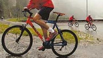 <b>PEDALEANDO. </b>La plantilla del Athletic tuvo ayer ocasión de comprobar hasta qué punto se puede sufrir sobre una bicicleta. Los jugadores descendieron a 8 kilómetros de Tignes y cuando iniciaban el camino de vuelta se desató una fuerte tormenta que complicó sobremanera el regreso al hotel, ya de por sí exigente por la pendiente que debían superar. Todos llegaron pasados por agua y saciados de bicicleta.