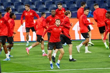 Los jugadores del Sporting de Braga, con Abel Ruiz en primer t¨¦rmino, durante su entrenamiento en el Bernab¨¦u.