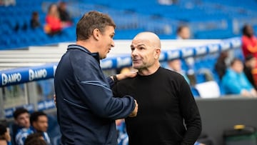 Ion Alsotegi saluda a Paco López en la previa del Real Sociedad B - Leganés.