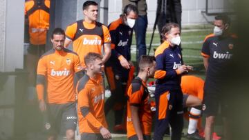 Los jugadores del Valencia, esta mañana.