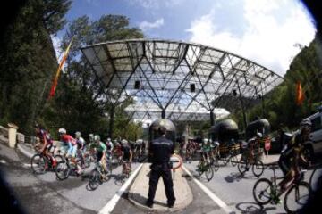 El pelotón a la salida de la duodécima etapa de la Vuelta ciclista a España que se disputa entre Escaldes y Lleida, de 173 kilómetros