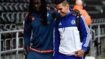 Bafetimbi Gomis del Swansea City y Radamel Falcao Garcia 