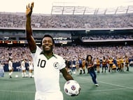 NASL Soccer: NASL Playoffs: New York Cosmos Pele (10) victorious after winning match vs Fort Lauderdale Strikers at Giants Stadium.
East Rutherford, NJ 8/14/1977
CREDIT: George Tiedemann (Photo by George Tiedemann /Sports Illustrated via Getty Images)