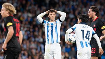 Martín Zubimendi, jugador de la Real Sociedad, se lamenta durante un partido.