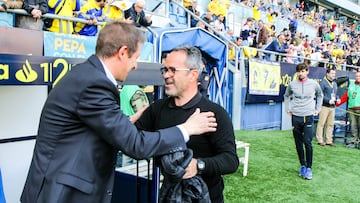 Cercera y Ramis se saludan al inicio de un partido.