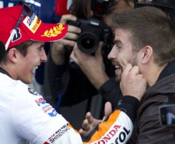 Firmó con Repsol Honda para competir en MotoGP. Ganó su tercer mundial tras la carrera del Gran Premio de Valencia. En la imagen, Márquez es felicitado por el jugador del FC Barcelona, Gerard Piqué, tras ganar su primer mundial en MotoGP. 