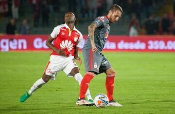 Con goles de Juan Roa, Jhon Pajoy y autogol de Eder Castañeda, Santa Fe venció al América en El Campín de Bogotá. Toma un respiro y escala en la tabla de la Liga.