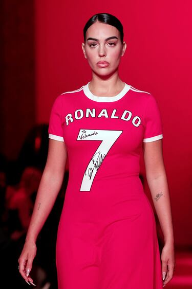 La modelo ha desfilado en una de las plazas más exclusivas, la París Fashion Week, con un vestido nunca visto. La firma Vetements ha diseñado un vestido a partir de una camiseta de Cristiano Ronaldo firmada de cuando jugaba en el Manchester United.
