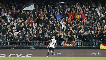 Simone Zaza celebra con la grada el 1-0 conseguido ante el Celta.