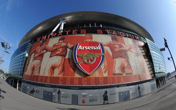 El Emirates Stadium es el tercer mayor estadio de fútbol de Inglaterra, después de Old Trafford y Wembley, y por tanto el segundo más grande de Londres. El Emirates está situado en el norte de Londres, en el barrio de Ashburton Grove, muy cerca de Highbury Stadium. Es propiedad del Arsenal FC y en él disputa sus partidos como local. Tiene una capacidad de 60.361 espectadores sentados.