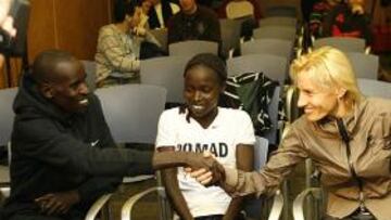 <b>RIVALES. </b>Marta saluda a Kiprono, en presencia de Cheruiyot.