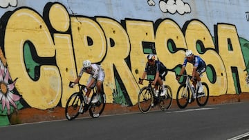 TOPSHOT - UAE Team Emirate's Slovenian rider Tadej Pogacar (L), Q36.5 Pro Cycling team's British rider Thomas Pidcock (C) and Alpecin-Deceuninck's Dutch rider Mathieu van der Poel ride down the Cipressa during the 117th Milan - Sanremo one-day classic cycling race, on March 21, 2026. (Photo by Marco BERTORELLO / AFP)
