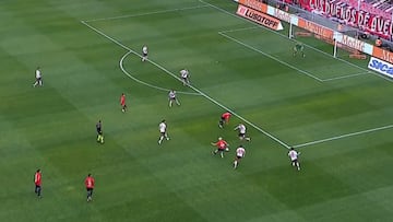 Paulo Díaz recibe esta dura patada ante Independiente y provoca un susto en Chile previo a las Eliminatorias