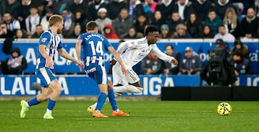 El jugador brasileño del Real Madrid cayó dentro del área tras notar un contacto del defensor del Alavés, Tenaglia. El VAR dictaminó que no hay nada punible en esa acción de Vinicius.
