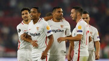 Muriel es felicitado por su gol.