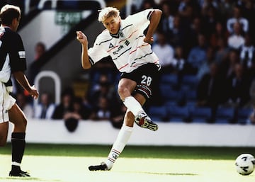 El 'espigado' delantero estuvo en las categor赤as inferiores del QPR hasta que el Tottenham se fij車 en 谷l y lo adquiri車 para su cantera. Al Queens Park Rangers volvi車 en la temporada 00/01. Con el Liverpool gan車 una FA Cup y una Community Shield. Fue el proclamado mejor jugador del Queens Park Rangers de la temporada 2000每01.