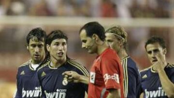 <strong>ROJA Y DESCONSIDERACIÓN.</strong> El Comité de Apelación de la Real Federación Española de Fútbol acordó desestimar el recurso formulado por el Real Madrid de rebajar un partido a Sergio Ramos y confirmó el acuerdo del Comité de Competición, por el cual impone sanción de suspensión por dos encuentros al defensa, con la multa accesoria correspondiente.