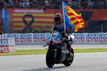 Raúl Fernández ondea una bandera de la Comunidad Valenciana tras la carrera al esprint del Gran Premio Barcelona Solidaridad de MotoGP.