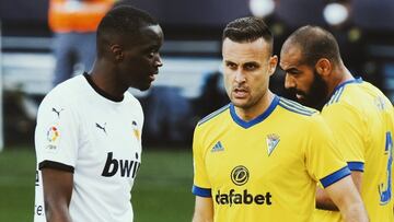 Es el caso de racismo más reciente de nuestro fútbol. Ocurrió el pasado 4 de abril durante un Cádiz-Valencia, un partido que arrancó como cualquiera y terminó poniendo el foco en un problema crónico de nuestra sociedad: el racismo. El asunto estalló tras una discusión entre Cala y Diakhaby surgida en una jugada en el área del Cádiz. Pero, ¿Qué pasó después? Se produjo un supuesto insulto racista (“negro de mierda”, según asegura el propio Diakhaby) por parte del futbolista cadista hacia el central francés. Este hecho provocó que todos los jugadores del equipo visitante abandonaran el campo instantes después, pero la decisión no fue en firme. Pasados unos minutos de incertidumbre, regresaron al césped todos los jugadores excepto Diakhaby. La supuesta víctima de racismo se quedó en el vestuario y acabó el partido en la grada, muy afectado por todo lo sucedido. Según informaron más tarde los futbolistas del Valencia, fue el defensa che el que pidió a sus compañeros que volvieran al campo. “Negro de mierda no es difícil de entender”, decía el propio Diakhaby en una entrevista exclusiva con AS después de que Cala dijera que había entendido mal sus palabras. “No sé si Cala es racista, pero sí que tiene que pagar por lo que me dijo”, añadió el francés, cuyo caso está siendo investigado. 