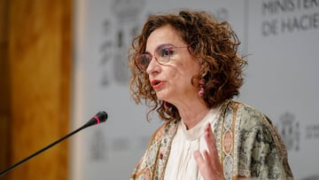 La ministra de Hacienda, María Jesús Montero, durante la presentación de las proyecciones de déficit incluidas en el Programa de Estabilidad 2021-2024, en la sede del Ministerio, a 30 de abril de 2021, en Madrid (España).