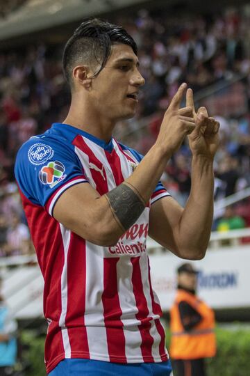 El actual campeón de goleo de la Liga MX y ahora militante en la MLS, se le daba bien el salir de noche... ¡y destrozar autos lujosos!