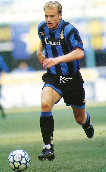 La leyenda neerlandesa lleg車 al club milan谷s en 1993. En su primera temporada, fue clave en la consecuci車n de la Copa de la UEFA en 1994. En verano de 1995 se march車 al Arsenal, donde fue el jugador referencia del club ingl谷s durante las siguientes 11 temporadas.
