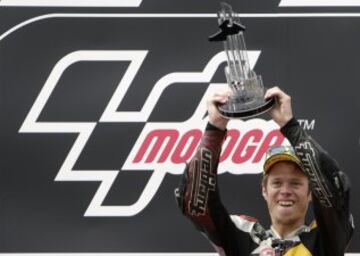 Esteve Rabat celebrando en el podio su victoria en  la carrera de Moto2 en el Gran Premio de Motociclismo de la República Checa