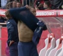 El enfado de Mbappé con la camiseta térmica después de que el PSG encajara el 1-0