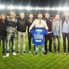 Federico Insúa recibe camiseta conmemorativa del gol 5000