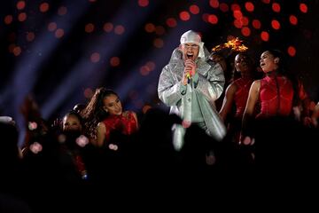 Bad Bunny durante la actuación en el descanso del partido. 