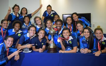 Las jugadoras de Atlético Huila posan con el trofeo que las acredita como campeonas de la Copa Libertadores Femenina 2018.