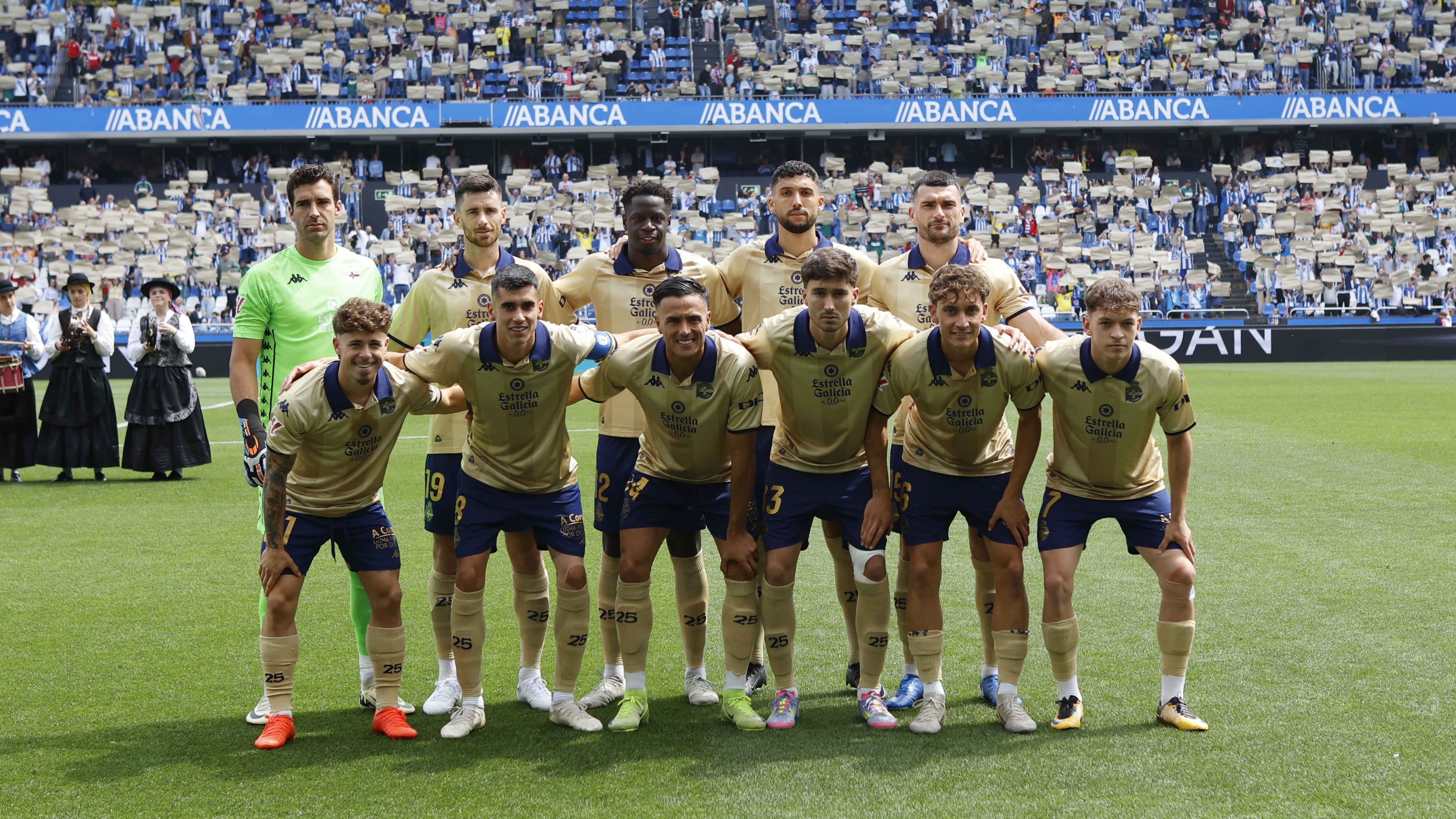 El Depor lució una camiseta de homenaje a los 25 años del título de la Liga.