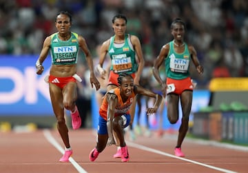 Sifan Hassan, deportista neerlandesa, de origen etíope, que compite en atletismo, cae en la final femenina de 10000m durante el primer día del Campeonato Mundial de Atletismo Budapest 2023.