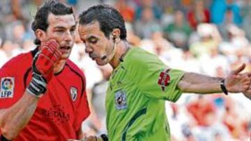 <b>NUEVO LÍO. </b>Ricardo pide explicaciones a Ontanaya por el penalti que pitó con 0-0. Fue expulsado.