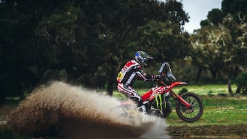 Tosha Schareina con la Honda para el Rally raid de Portugal.