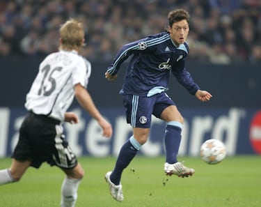 En 2005 se incorporó a las categorías inferiores del club de Gelsenkirchen. Jugó 38 partidos con el filial anotando 17 goles y 39 partidos con el primer equipo marcando tan sólo un gol. Vio siete tarjetas amarillas en total. 