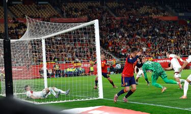 2-2. Despeje bajo palos de Merih Demiral al remate de Yeremy Pino, el balón rebota en Çaglar Söyüncü y Mikel Oyarzabal atento, empuja el balón a placer para anotar el segundo.