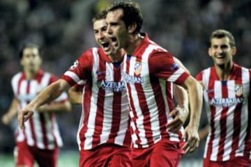 El defensa uruguayo del Atlético de Madrid, Diego Godín celebra con el centrocampista Gabi su tanto ante el Oporto durante su partido correspondiente del grupo G de la Champions League