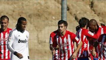 Los jugadores del Sporting celebran uno de sus tantos.