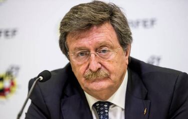 Larrea and Lopetegui stand by Piqué