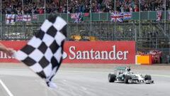 Hamilton y su Mercedes cruzan la l&iacute;nea de meta en Silverstone.