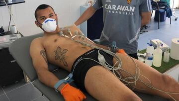 Luis Suárez, con guantes y mascarilla, durante el reconocimiento médico de esta mañana.