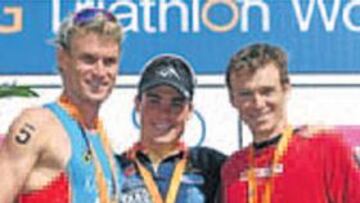 <b>SEGUNDO TRIUNFO. </b>Noya (centro), en el podio de Salford.