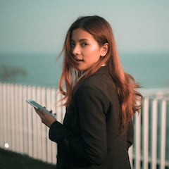 Una mujer hereda el antiguo número de teléfono de otra persona y recibe un mensaje de voz del pasado: “Te extraño cada día”